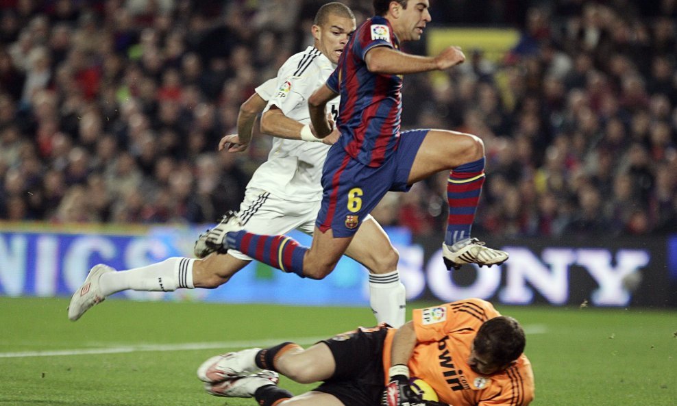 Barcelona - Real 1-0, Xavi Hernandez i Iker Casillas