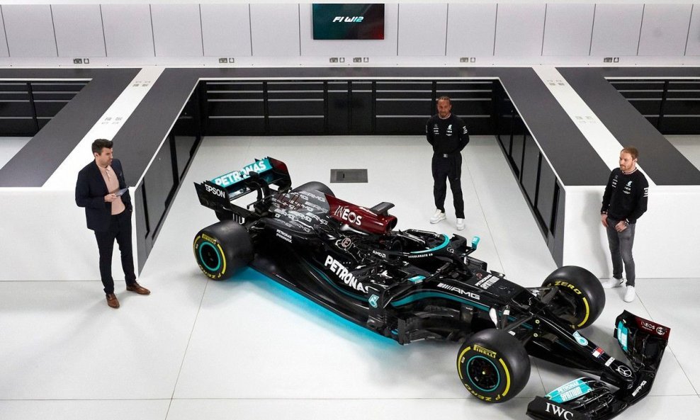 Novi Mercedesov bolid W12, a uz njega Lewis Hamilton i Valtteri Bottas