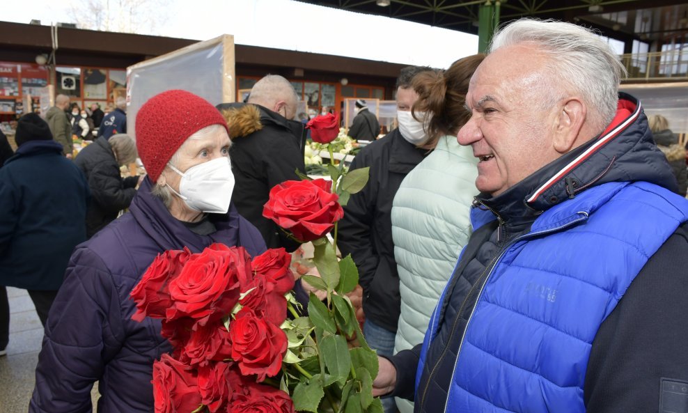 Darinko Dumbović u povodu Dana žena dijelio ruže na Gradskoj tržnici u Sisku
