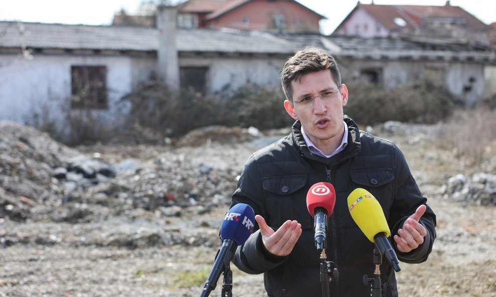 Zvonimir Troskot na konferenciji za novinare