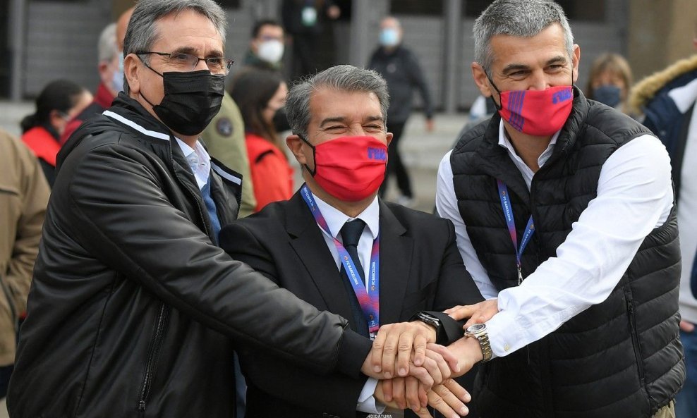 Joan Laporta (u sredini), umirovljeni rukometaš Enric Masip (d) i rukometni trener Valero Rivera