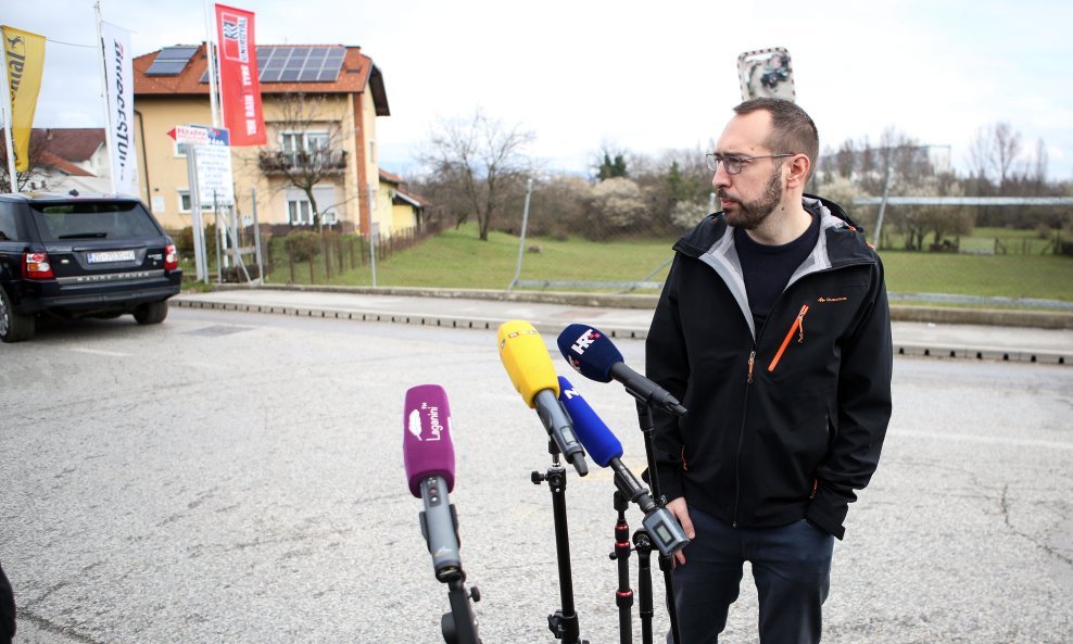 Zagreb je naš! i Možemo! konferencija za medije Tema konferencije problemi su naselja Sveta Klara i Podbrežje. Na konferenciji za medije govorili su Tomislav Tomašević, kandidat za gradonačelnika Zagreba i Tomislav Vukoja, vijećnik u Mjesnom odboru Siget