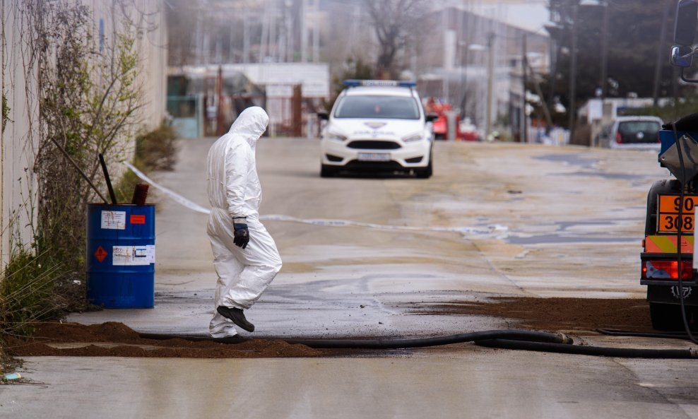 Policija je 14. ožujka 2021. zatvorila za promet ulicu Kopilica u Splitu radi izlijevanja nepoznate tekućine iz potpornog zida na cestu. U tijeku je očevid, a na terenu su djelatnici Ciana i MUP-a.