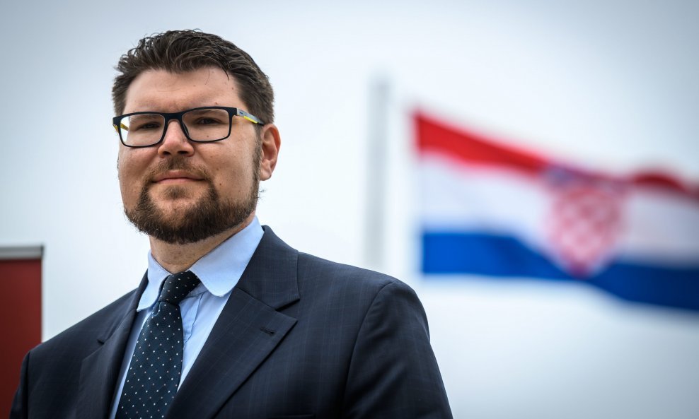 Joško Šupe predstavljen kao kandidat SDP-a za zupana šibensko-kninske zupanije. Na fotografiji: Peđa Grbin