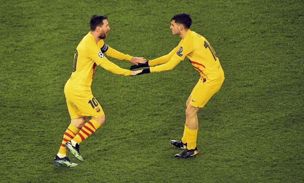 Lionel Messi i Pedri (desno)