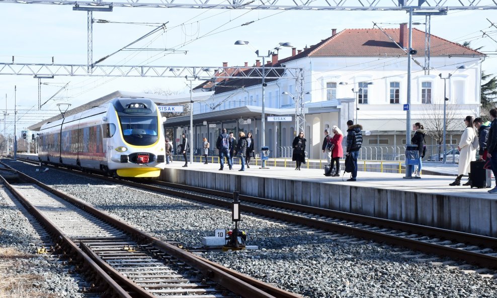 Željeznički kolodvor u Sisku