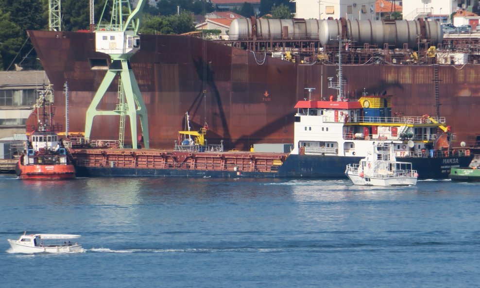 Nakon havarije, turski brod Haksa dotegljen je u Trogir, ilustracija