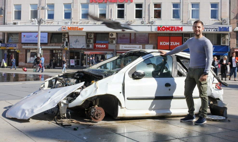 Vinko Vidmar 2019. na osjeckom Trgu Ante Starcevica s instalacijom 'Karambol'