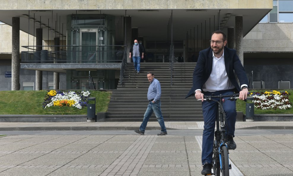 Tomislav Tomašević na konferenciju za novinare stigao je biciklom