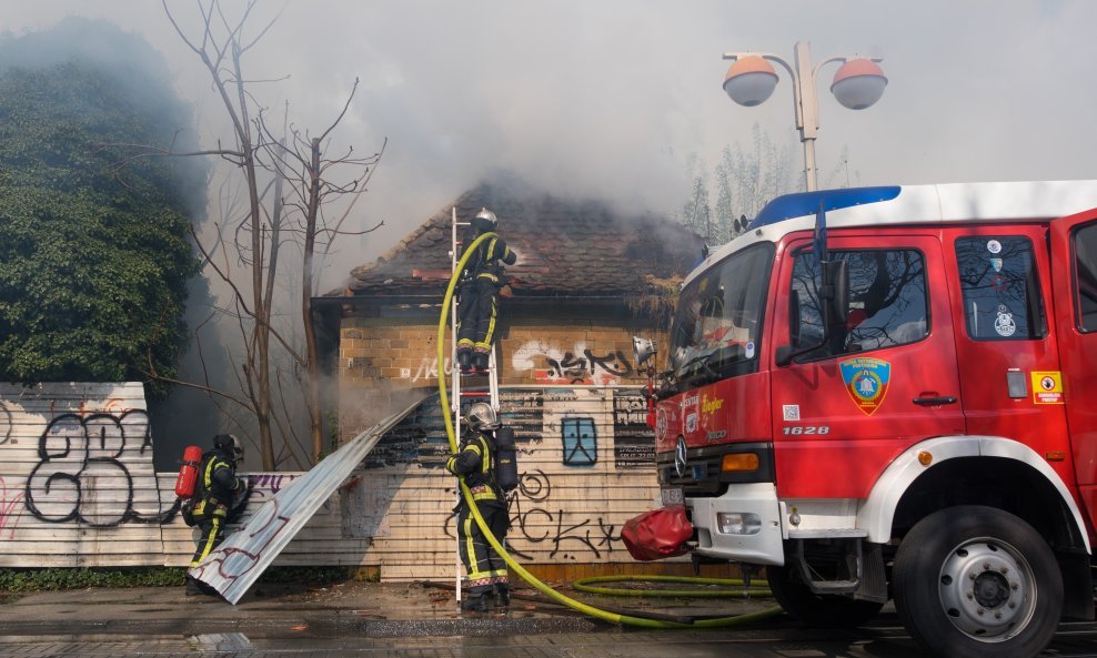 Vatrogasci na intervenciji u zagrebačkoj Savskoj