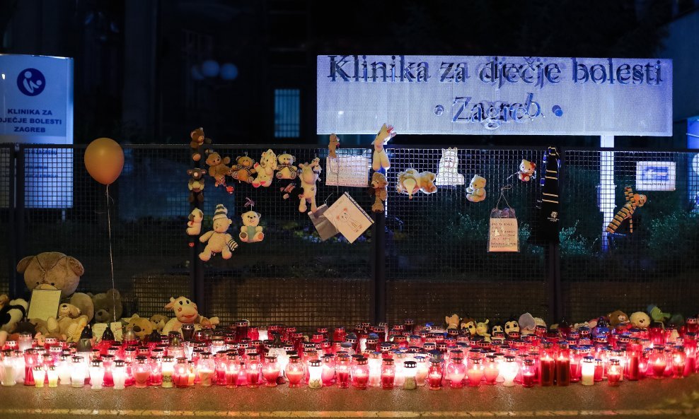 Svijeće ispred bolnice u Klaićevoj za preminulu djevojčicu