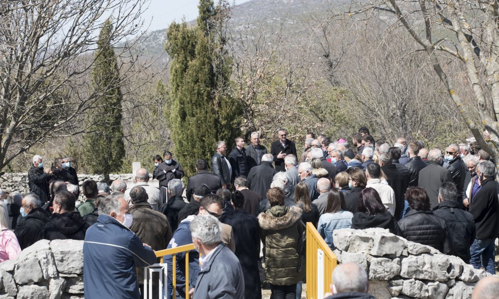 Misa u Crkvi svetog Jure i polaganje vijenaca na Kevinoj jami u koju su bacane žrtve komunističkog režima