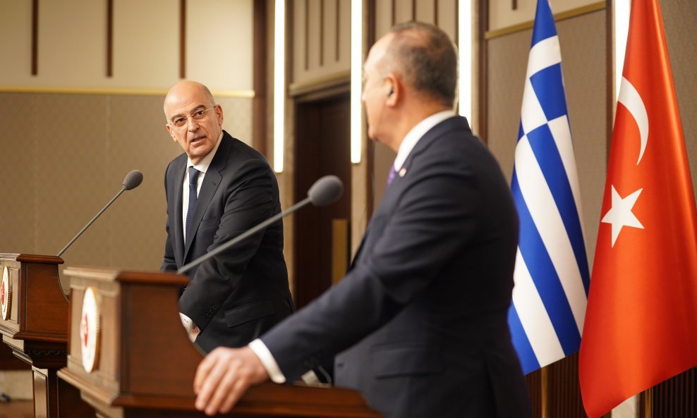 Turski ministar vanjskih poslova Mevlut Cavusoglu i grčki mu kolega Nikos Dendias