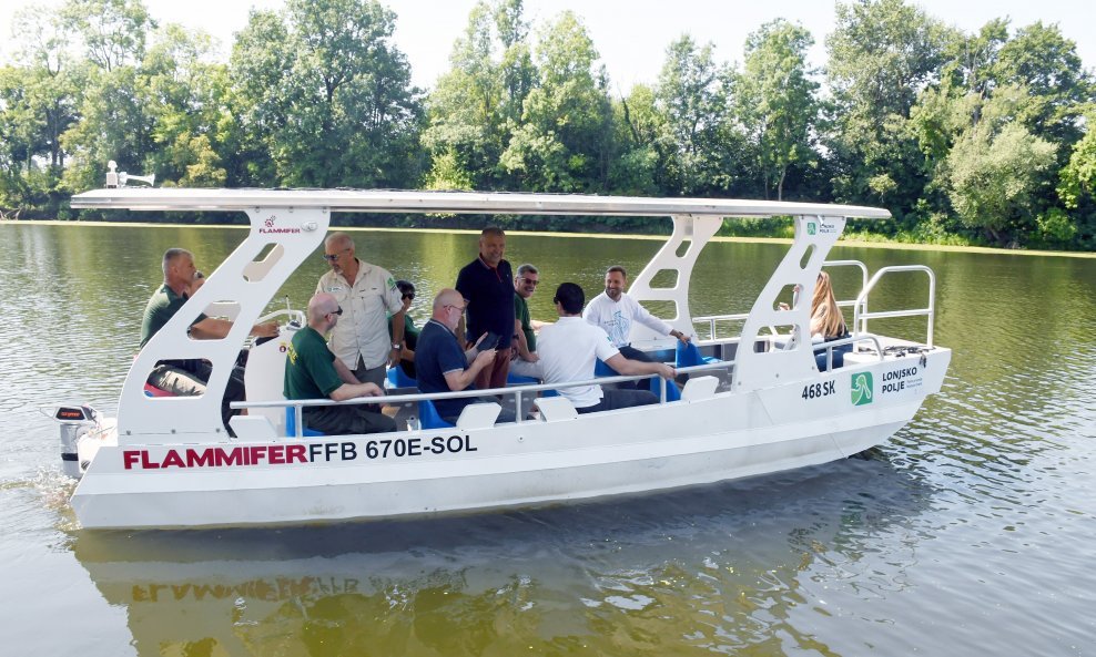 Čamac na solarni pogon Flammifer u Lonjskom polju