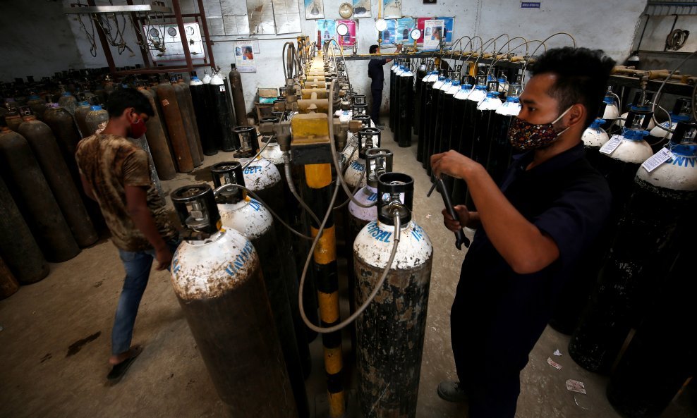 Indija, radnici pripremaju prazne boce s kisikom u Bagaloreu