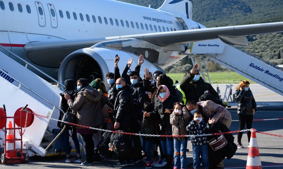 Izbjeglice iz Grčke ukrcavaju se na zrakoplov za Hannover