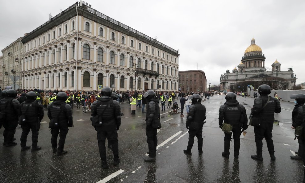 Pristaše Alekseja Navaljnog i ruska policija, St. Petersburg