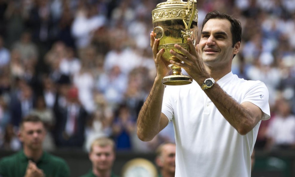 Roger Federer s trofejom pobjednika Wimbledona 2017. kada je bio bolji od Marina Čilića
