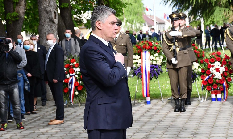 Zoran Milanović u Okučanima je odao počast braniteljima