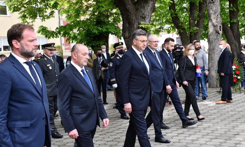 Izaslanstvo Vlade na čelu s premijerom Plenkovićem odalo je počast braniteljima