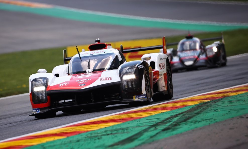 Toyota Gazoo Racing GR010 Hybrid ispred momčadi Alpine Elf Matmut s bolidom Alpine A480 - Gibson Hypercar