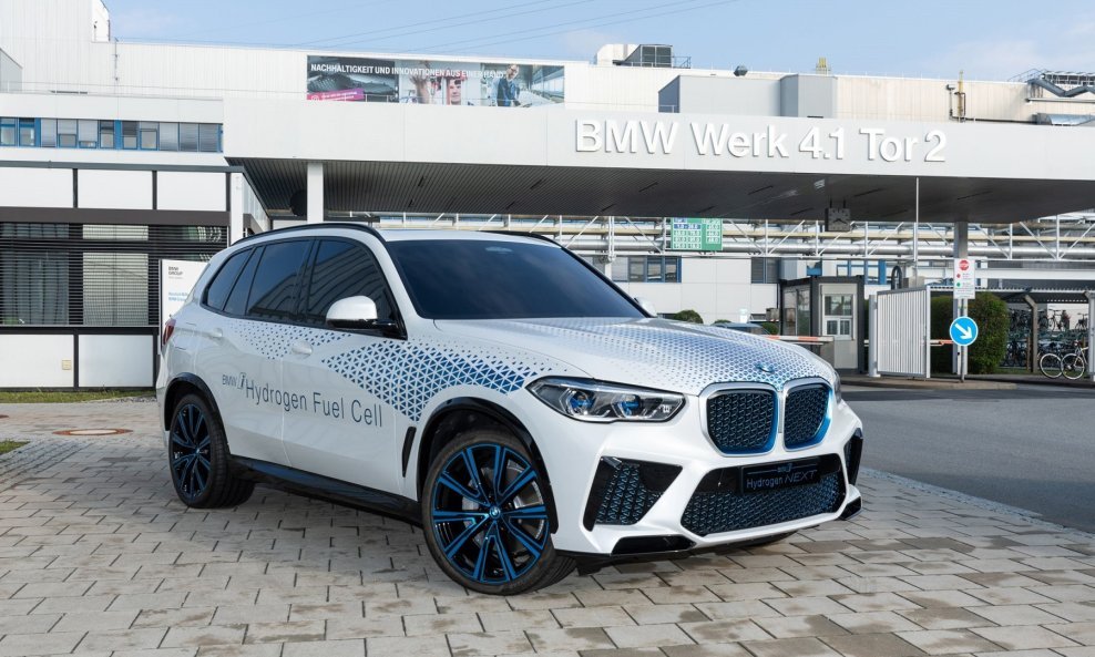 BMW i Hydrogen NEXT ispred Lightweight Construction and Technology centra (LuTZ) u njemačkom Landshutu