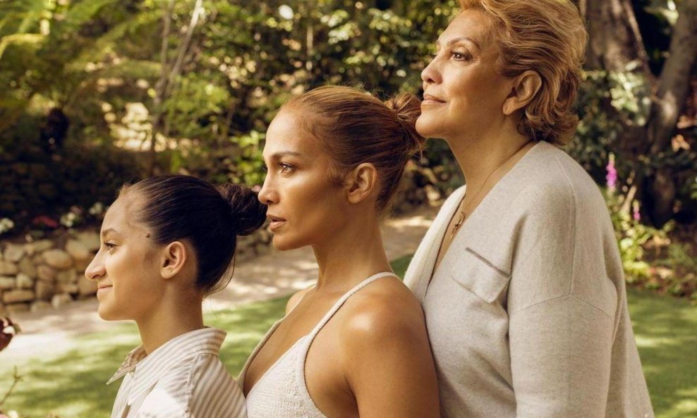 Jennifer Lopez s majkom i kćerkom