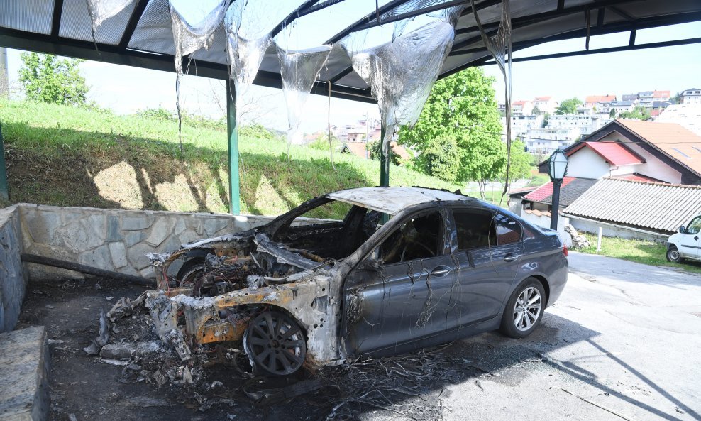 Zapaljeni auto obitelji Banek