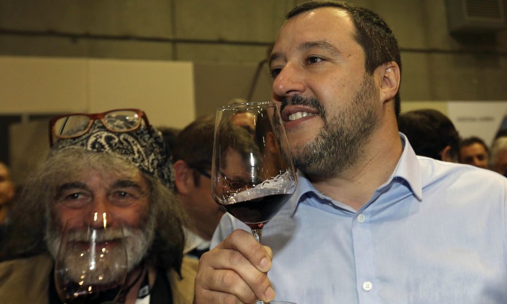 Talijanski političar Matteo Salvini jedan je od brojnih Talijana koji vole uživati u vinu
