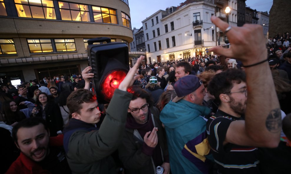 Mladi na ulicama Bruxellesa nakon ukidanja noćnog policijskog sata
