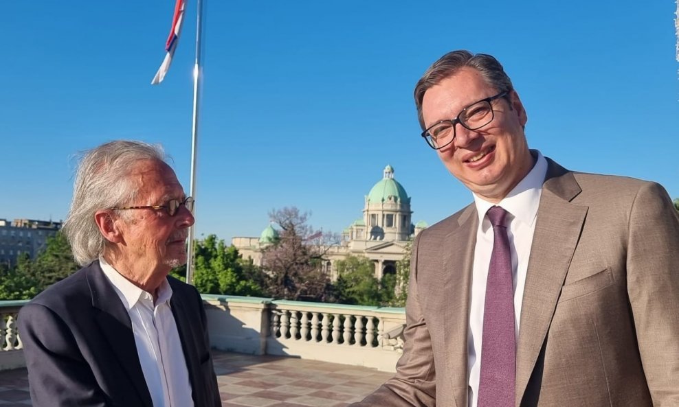 Handke i Vučić poziraju na balkonu Predsjedništva Srbije