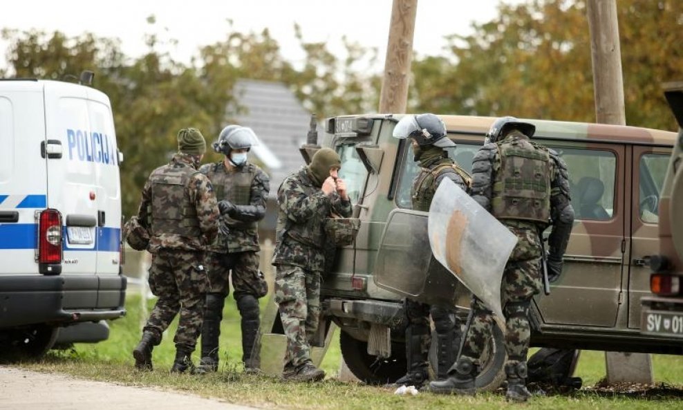 Sve veći broj slovenske policije i vojske čuva kamp s izbjeglicama (2)