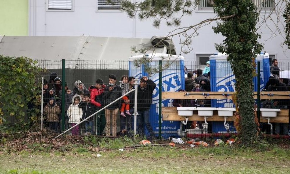 Sve veći broj slovenske policije i vojske čuva kamp s izbjeglicama (4)