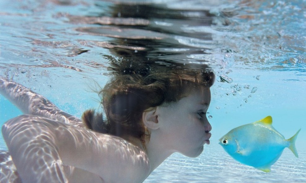 djevojčica riba pod vodom