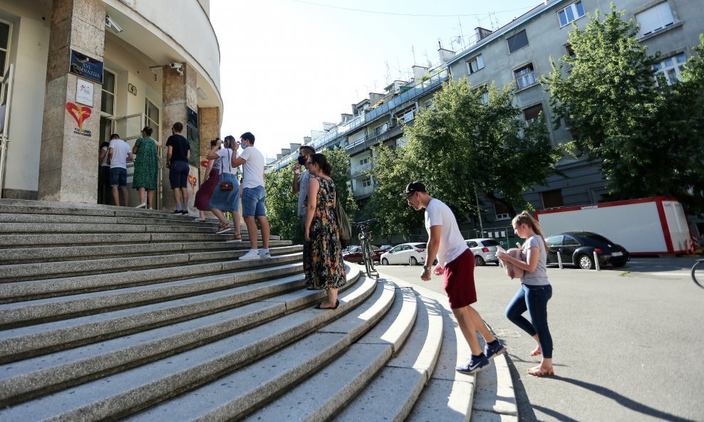 Gužva na glasačkom mjestu u Zagrebu