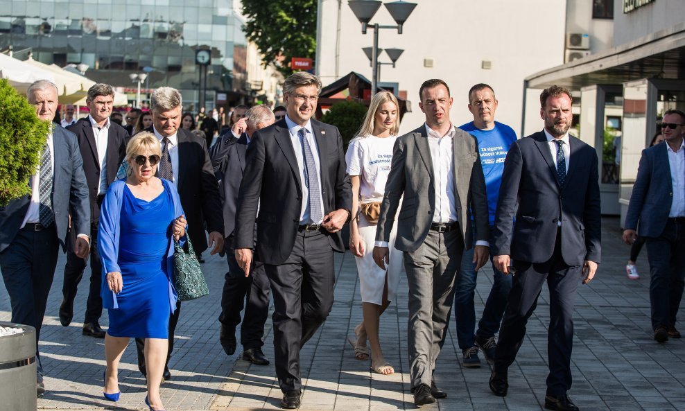 Andrej Plenković i Mario Banožić u posjetu Vukovaru uz kandidata HDZ-a Nikolu Mažara