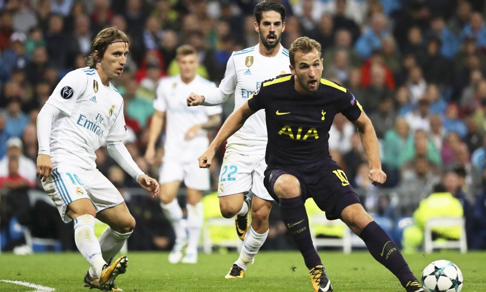 Harry Kane (desno, s loptom) i Luka Modrić