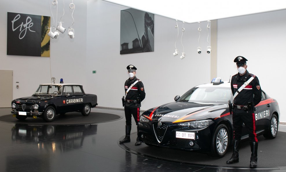 Talijanski karabinjeri voze Alfa Romeo Giuliju Radiomobile 2.0 turbo
