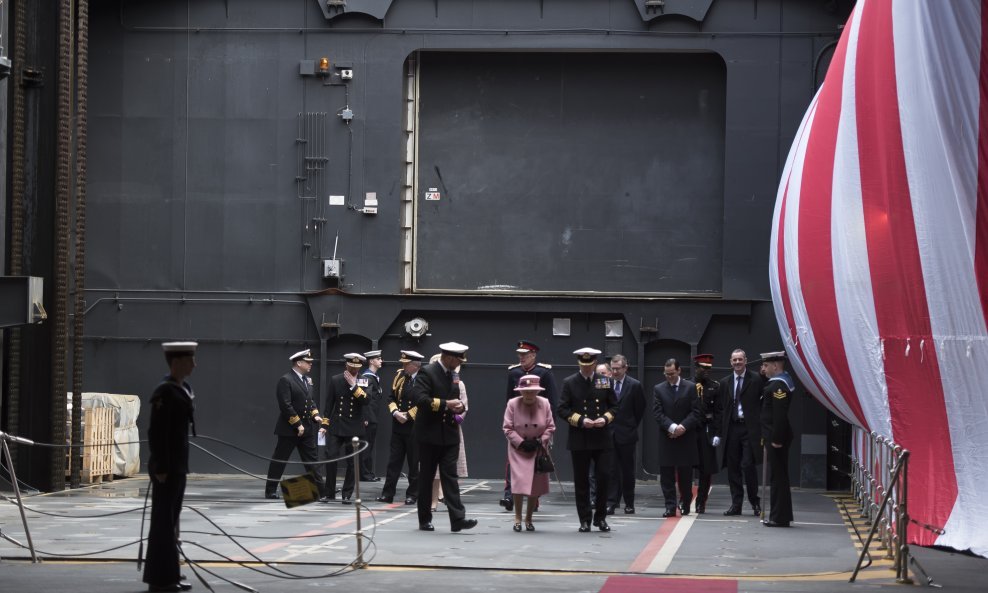 Kraljica Elizabeta II na nosaču aviona HMS Queen Elizabeth