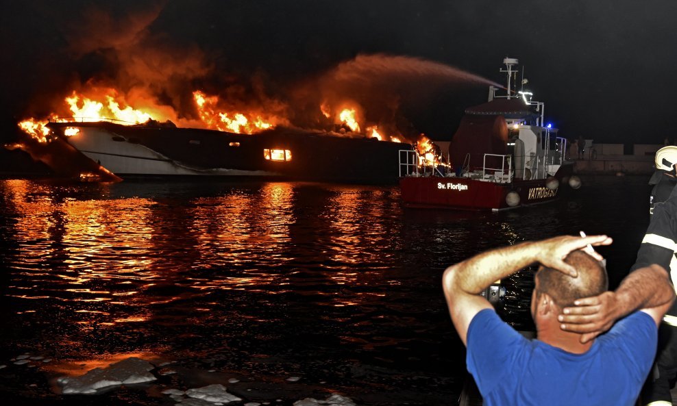 U Marini Kaštela u Kaštel Gomilici izbila je vatra na nekoliko brodova