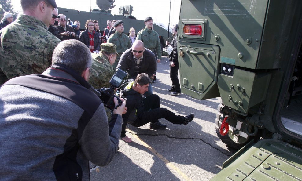 Premijer Milanović razgledavao je oklopno vozilo BOV Patria AMV, pozirao snimateljima i u jednom trenutku s njega pao. Brzo je ustao, otresao prašinu s odijela i nastavio s protokolom kao da se ništa nije dogodilo