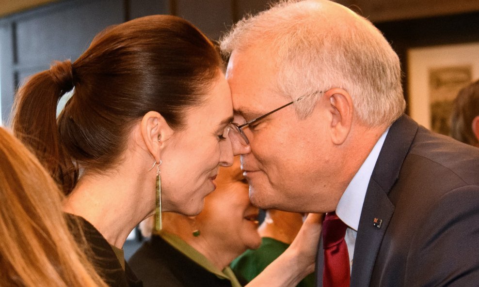 Novozelandska premijerka Jacinda Ardern pozdravlja australskog premijera Scotta Morrisona tradicionalnim 'hongi' pozdravom