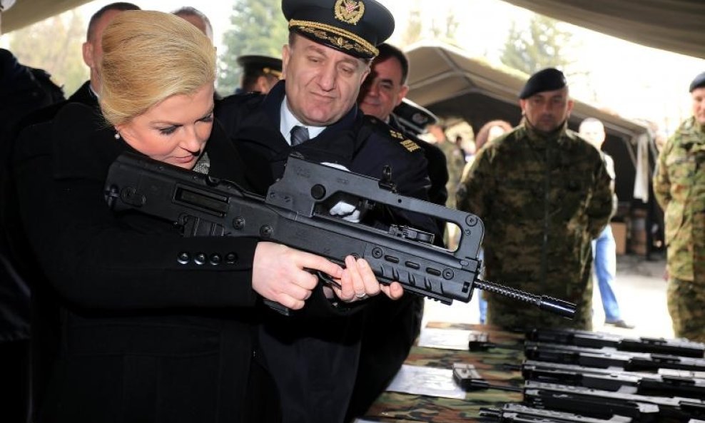  Predsjednica Republike i vrhovna zapovjednica Oruzanih snaga RH Kolinda Grabar Kitarovic prisustvovala je svecanoj prisezi 14. narastaja dragovoljnih rocnika i nakon prisege upoznala se sa djelovanjem vojske i vojne opreme. Kolinda Grabar Kitarovic i Dra