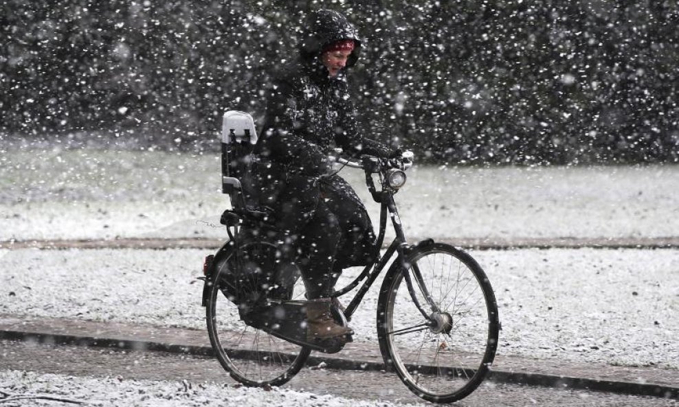 snijeg biciklom na snijeg