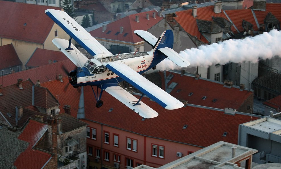 Zaprašivanje komaraca u Osijeku iz zraka pokrit će površinu od 1300 hektara