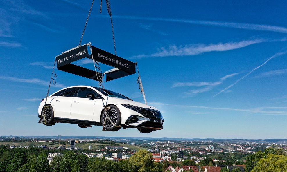 Mercedes-EQ: potpuno električna luksuzna limuzina EQS lebdi iznad teniskog stadiona u Stuttgartu