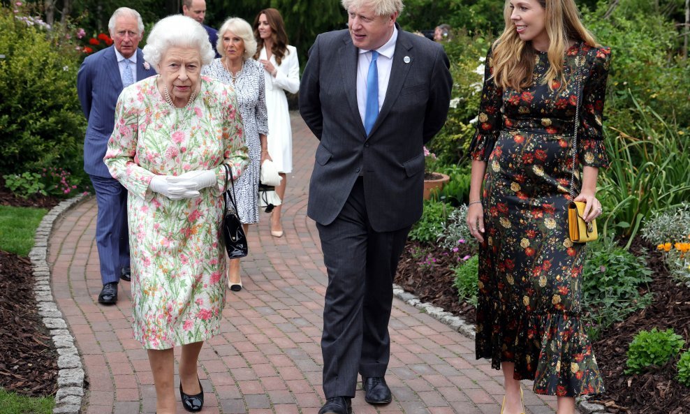Kraljica Elizabeta II s premijerom Borisom Johnsonom i njegovom suprugom Carrie