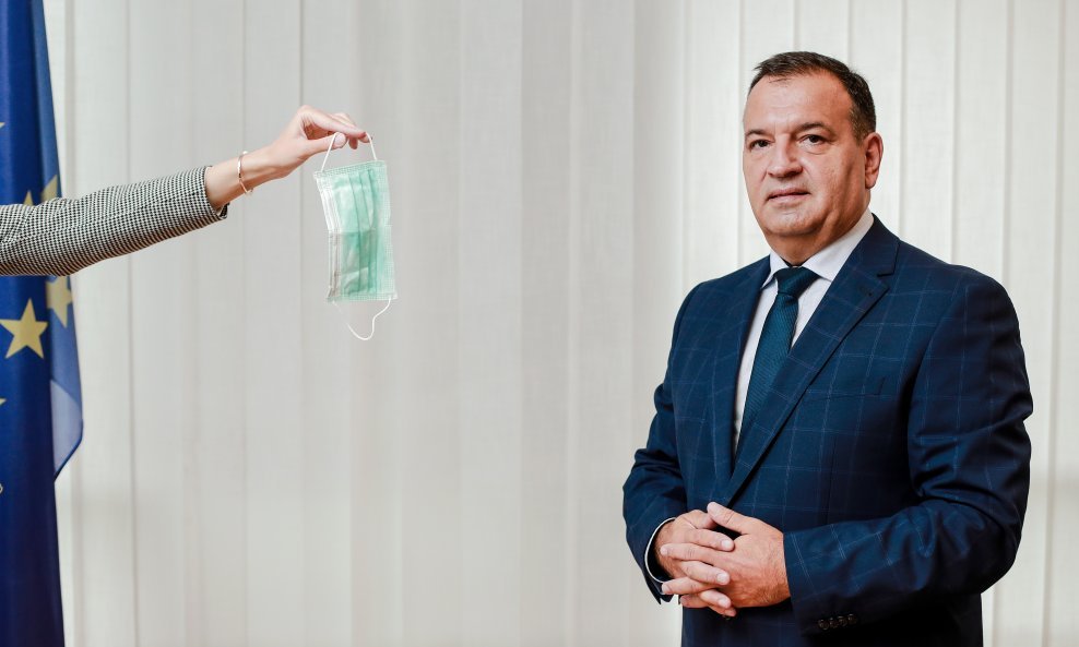 Ministar Vili Beroš napustio je kafić jer konobarica nije htjela staviti zaštitnu masku