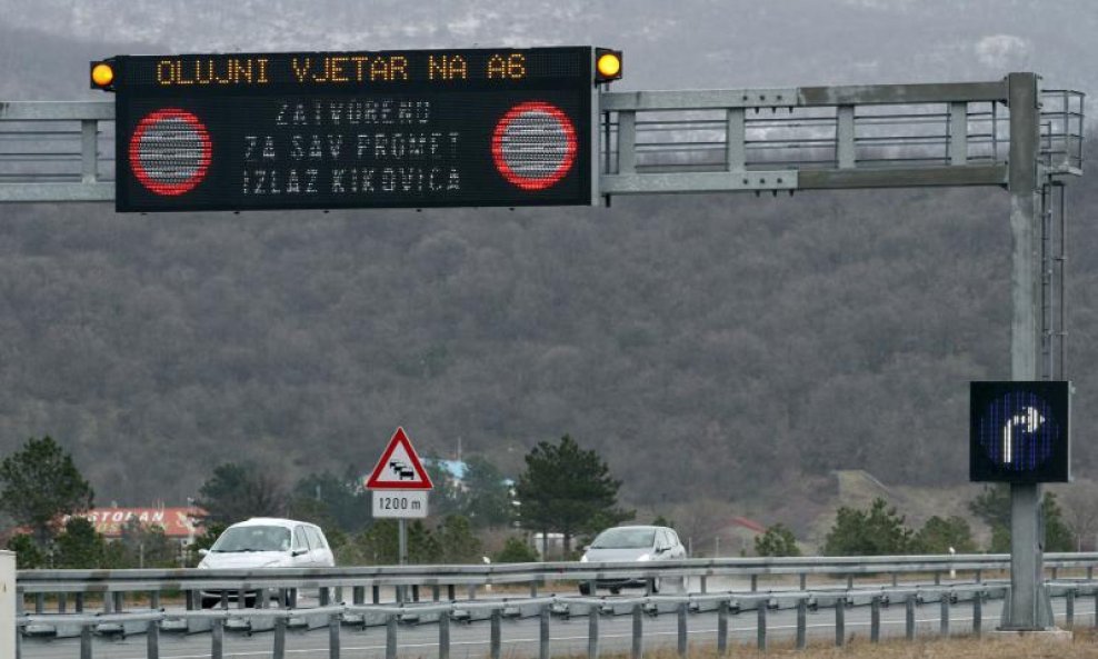 Bura zatvorila autocestu 5