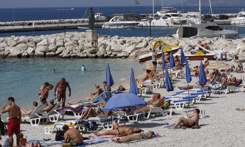 Bablje ljeto na makarskim plažama (1)